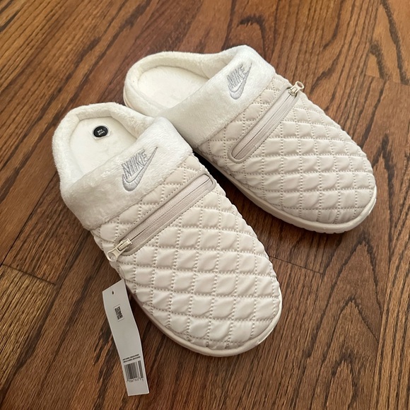 Nike Shoes - NEW Nike Slippers